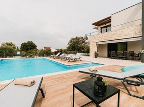 Villa (Four Bedroom Villa with Balcony and P) | Piscine extérieure | Piscine extérieure en saison