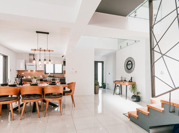 Villa (Four Bedroom Villa with Balcony and P) | Salle Ă manger