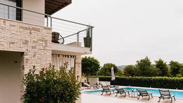 Villa (Four Bedroom Villa with Balcony and P) | Piscine extérieure | Piscine extérieure (ouverte en saison)