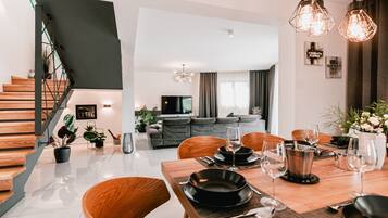 Villa (Four Bedroom Villa with Balcony and P) | Comedor