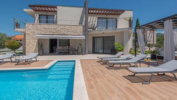 Villa (Four Bedroom Villa with Balcony and P) | Alberca al aire libre | Alberca al aire libre por temporada