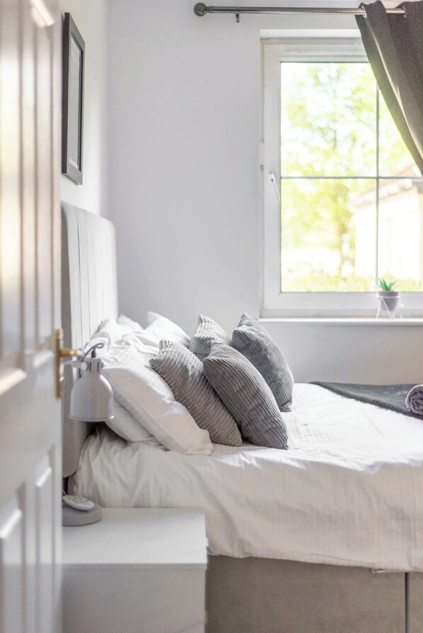 2 bedrooms, iron/ironing board, WiFi, bed sheets - 2Bed Flat in Leith-Free Parking (Edinburgh Area)