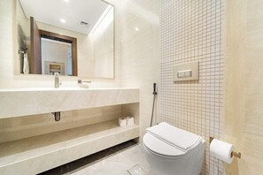 Shower, hair dryer, towels, shampoo - Luxury 1BR w Burj Khalifa View in Business Bay (Dubai)