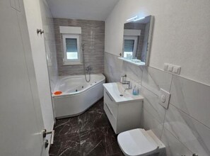 Apartment (Three Bedroom Apartment) | Bathroom | Towels - Spacious Villa With Outdoor Swimming Pool in Trogir (Okrug)