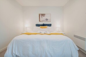 1 dormitorio, tabla de planchar con plancha, wifi y ropa de cama