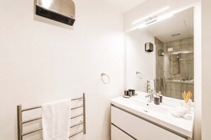 Een douche, een haardroger, handdoeken, shampoo
