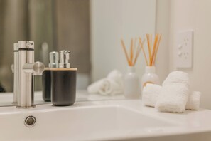 Dusche, Haartrockner, Handtücher