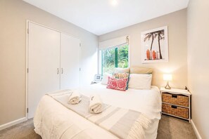 3 habitaciones, tabla de planchar con plancha, wifi y ropa de cama 