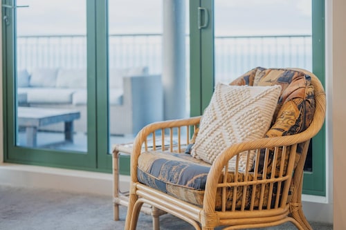 Ocean Views | 3BR Redcliffs Coastal Stay | Parking