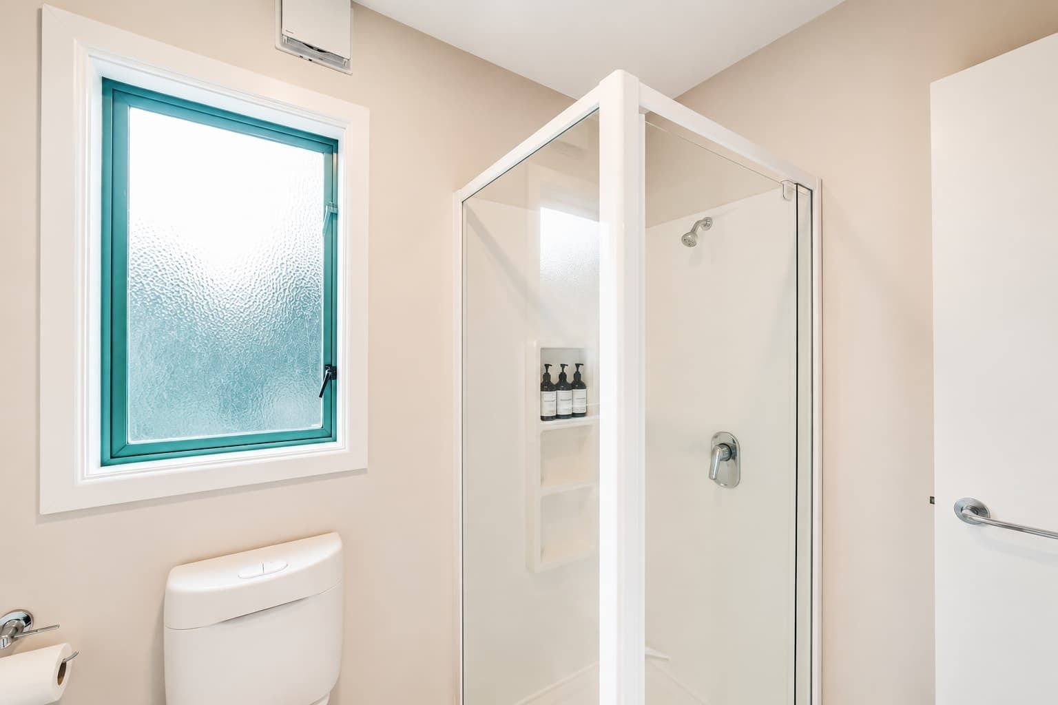 Douche, articles de toilette gratuits, sèche-cheveux