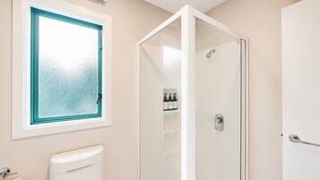 Douche, articles de toilette gratuits, sèche-cheveux