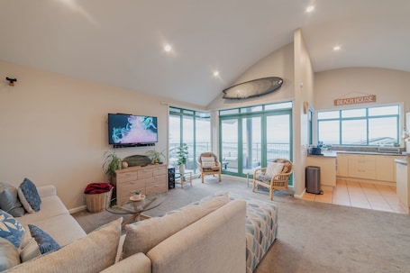 TV. Elevated Ocean View Oasis - 3-BR, 2-Bath, Parking