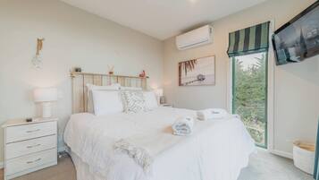 3 bedrooms, iron/ironing board, WiFi, bed sheets