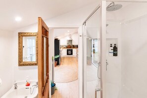 Dusche, kostenlose Toilettenartikel, Haartrockner, Handtücher
