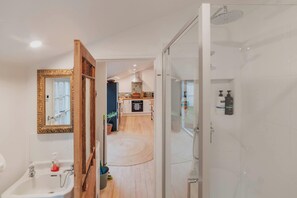 Ducha, secador de pelo y toallas