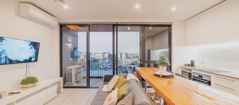 Tuam St Stay - 1BR with Balcony, Bath