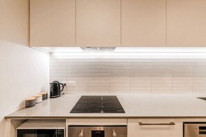 Una cocina moderna con estufa, horno y lavavajillas integrados.