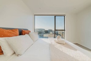 1 habitación, escritorio, tabla de planchar con plancha y cuna de viaje