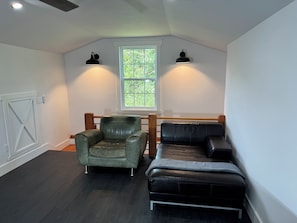 Smart TV, video games, stereo - Blue Sky Lodge & Barndominium in peaceful Blue Ridge 1 flat acre, hot tub and EV (Blue Ridge)