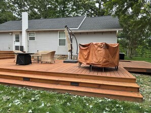 Outdoor dining - Blue Sky Lodge & Barndominium in peaceful Blue Ridge on 1 flat acre (Blue Ridge)