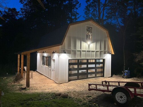 Blue Sky Lodge & Barndominium in peaceful Blue Ridge 1 flat acre, hot tub and EV