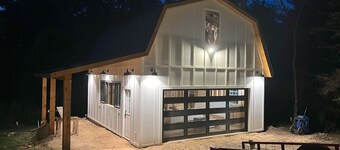 Blue Sky Lodge & Barndominium in peaceful Blue Ridge 1 flat acre, hot tub and EV