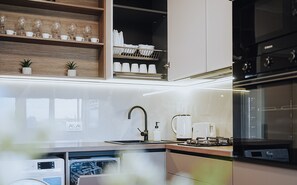 Geladeira, micro-ondas, fogão, cooktop