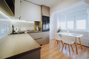 Réfrigérateur, four à micro-ondes, un four, surface de cuisson