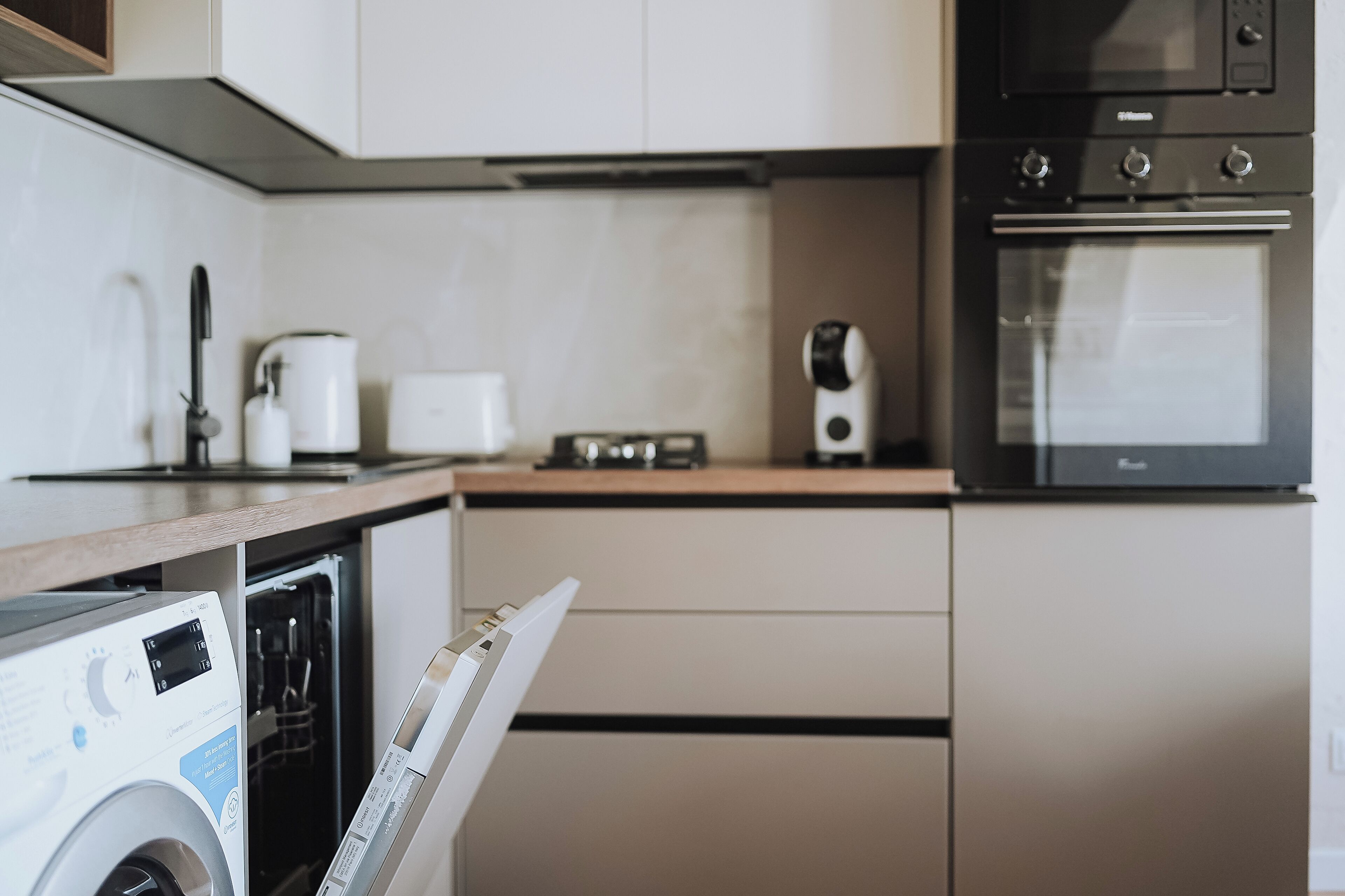 Refrigerador, microondas, horno y parrilla de estufa 