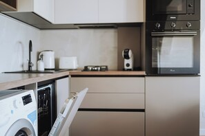 ثلاجة، ميكروويف، فرن، موقد طهي مسطح