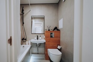 Secador de pelo, toallas, jabón, papel higiénico
