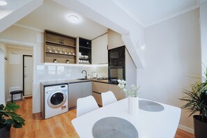 ثلاجة، ميكروويف، فرن، موقد طهي مسطح