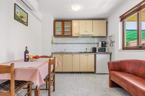 Geladeira, micro-ondas, cooktop, cafeteira/chaleira