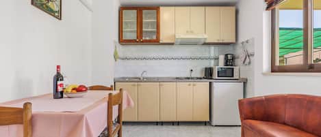 Cafetera y tetera, refrigerador, microondas y parrilla de estufa