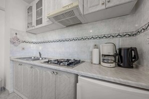 Geladeira, cooktop, cafeteira/chaleira, torradeira
