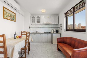 Kühlschrank, Herdplatte, Wasserkocher mit Kaffee-/Teezubehör, Toaster