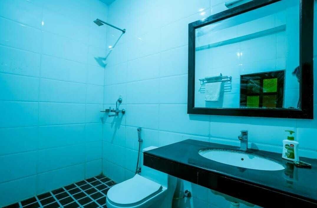 مكتب ومساحة عمل للكمبيوتر المحمول وتجهيزات عازلة للصوت وواي فاي مجانًا