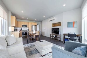 テレビ、書斎 / ワークスペース