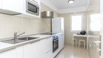 Micro-ondes, four, plaque de cuisson, cafetiĂšre/bouilloire