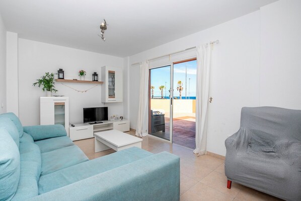 Smart TV - Seaside Escape, Pool & Terrace in Puertito Güímar (Puertito de Güímar)
