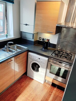 Private kitchen - 2 Bed Apartment & Free Parking (Essex)