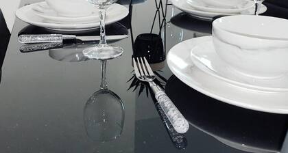 2 Bed Apartment & Free Parking