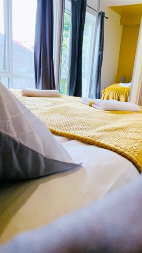 2 Bed Apartment & Free Parking