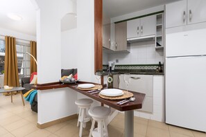 Micro-ondes, plaque de cuisson, cafetière/bouilloire, grille-pain