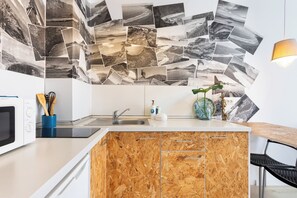 Mikrowelle, Herdplatte, Wasserkocher mit Kaffee-/Teezubehör