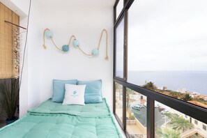 Tabla de planchar con plancha, wifi y ropa de cama