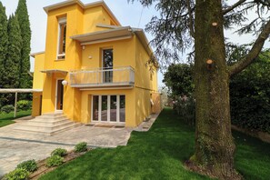 A two-story yellow building with a balcony, a door, and a window. - La Gialla (Attico d'Amore) By Case al Lago (Padenghe sul Garda)