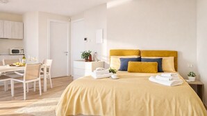 A hotel room with a bed, bedside table, and a desk with a chair. - La Gialla (Attico d'Amore) By Case al Lago (Padenghe sul Garda)
