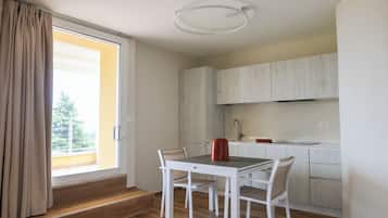 Refrigerador, microondas, placa de cocina, lavavajillas