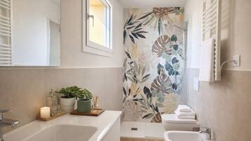 Dusche, Bidet, Handtücher